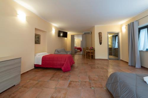 una camera con letto rosso e un soggiorno di AIR B&B PLEASANT MOMENTS a Bolsena