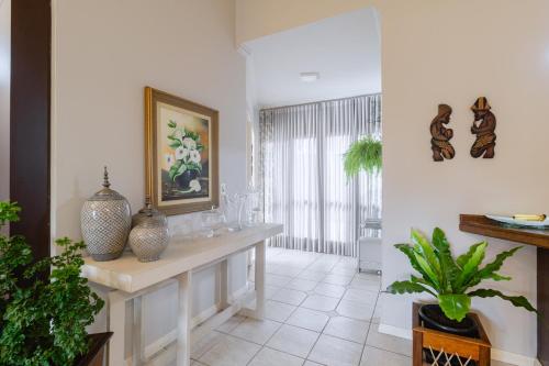 uma sala de estar com uma mesa e uma janela em Casa com churrasq, piscina e Wi-Fi em Criciuma SC em Criciúma