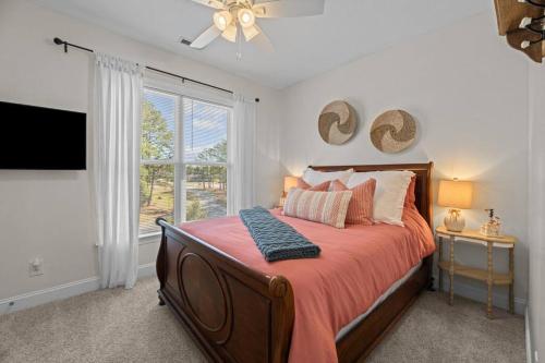 um quarto com uma cama e uma grande janela em Marina Vista Retreat em New Bern