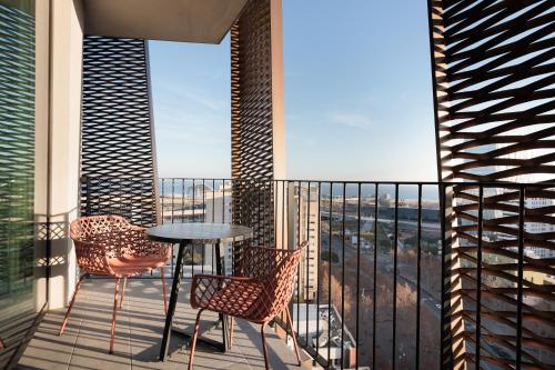 巴塞隆納的住宿－Tembo Barcelona，设有一个配有桌椅并享有美景的阳台。