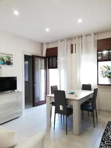 Μια τηλεόραση ή/και κέντρο ψυχαγωγίας στο Casa Cinzia diamond 104