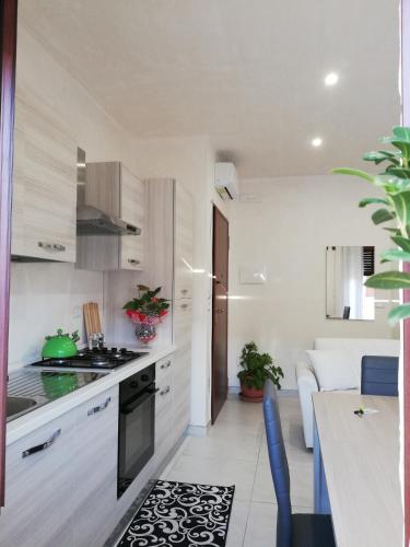 烏賈諾拉基耶薩的住宿－Casa Cinzia diamond 104，厨房配有白色橱柜和炉灶烤箱。