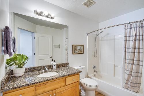 Charming Orem Townhome 5 Mi to BYU!にあるバスルーム