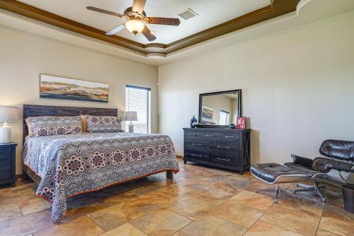Las Cruces Home with Mountain Views and Private Pool! في لاس كروسيس: غرفة نوم بها سرير ومروحة سقف