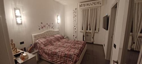 um quarto com uma cama com um cobertor xadrez em Robby's Room em Reggio Emilia