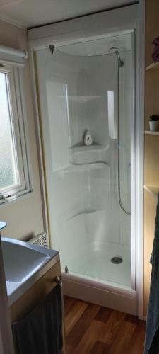 uma cabina de duche na casa de banho com um lavatório em Bungalow 5 pers em L'Escala