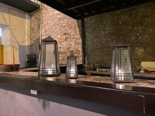 three lights on a counter in a restaurant at Choco Hostel in Puebla