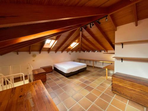 um quarto grande com uma cama e uma mesa em ATICO JAZMIN em Santa Cruz de Tenerife