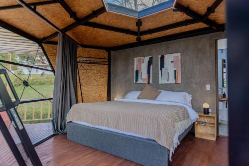 Postel nebo postele na pokoji v ubytování Shabbat Hotel Boutique