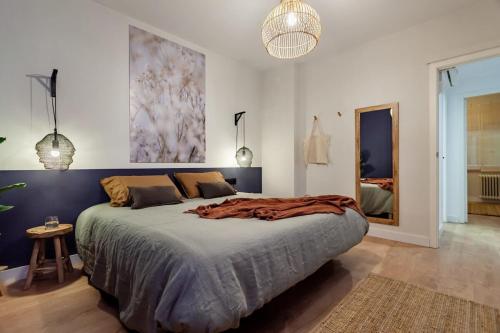 a bedroom with a large bed with a blanket on it at Elegant 4 Bedroom by Plaza Catalunya in Barcelona