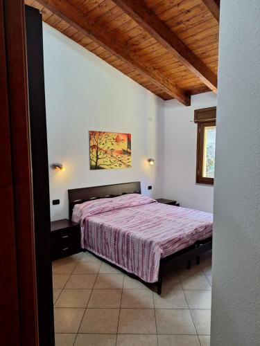 ein Schlafzimmer mit einem Bett in einem weißen Zimmer in der Unterkunft Casa Ponente e Casa Levante in Buggerru