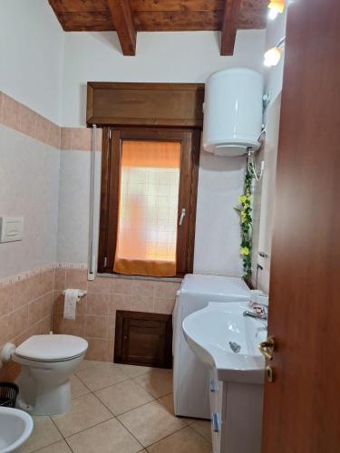 ein Bad mit einem WC und einem Waschbecken in der Unterkunft Casa Ponente e Casa Levante in Buggerru