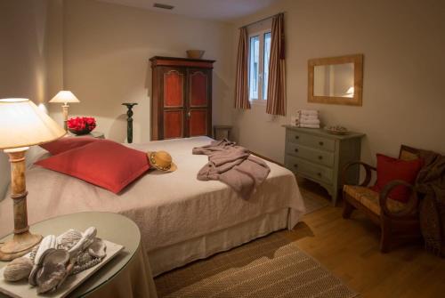 um quarto com uma cama, uma mesa e uma cómoda em Elegant 3-bedroom Apartment in the Heart of BCN em Barcelona