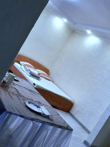sypialnia z 2 łóżkami i drewnianym stołem w obiekcie Жк JanaAlem 57 w mieście Kokczetaw
