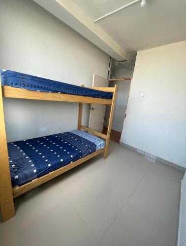 Cette petite chambre comprend des lits superposés. dans l'établissement Sand house, à Máncora