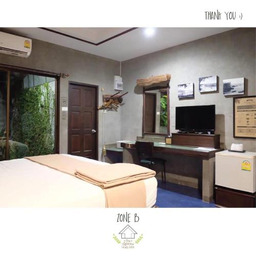 una camera con letto e scrivania con pianoforte di บ้านณัฐวรรณ หัวหิน Zone B - Baan Nattawan Huahin Zone B a Hua Hin