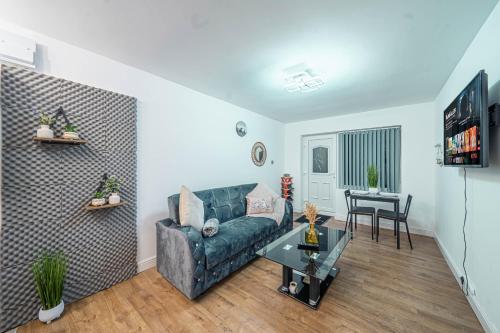 uma sala de estar com um sofá e uma mesa em Bv Homely Aparthotel Almondbury Huddersfield em Huddersfield