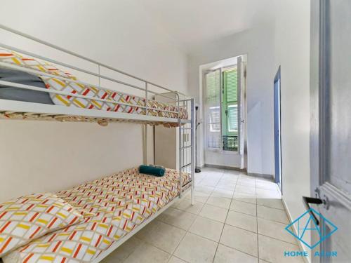une chambre avec un lit superposé dans une pièce dans l'établissement Sookies Nice , Hyper Central+AirConditioner, à Nice