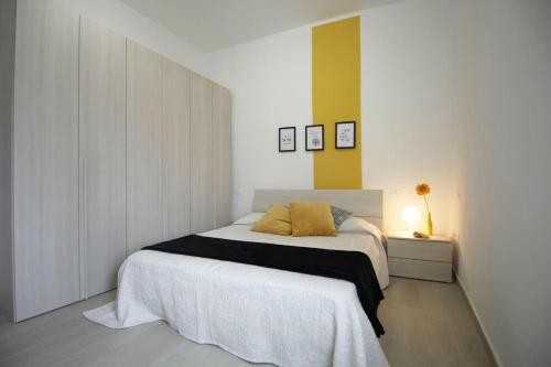 een slaapkamer met een bed en een gele muur bij Casa vacanze Barbera in Sutri