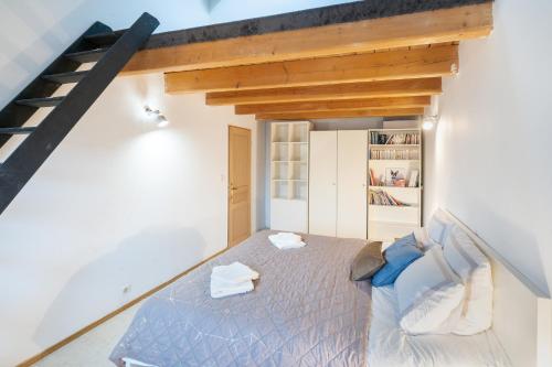 - une chambre avec un lit et un escalier dans l'établissement Le Relais de Bellemaison, à Montfrin