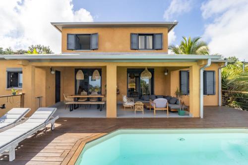Bazén v ubytování Villa cactus avec piscine et vue mer nebo v jeho okolí