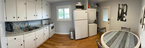 Una cocina o zona de cocina en Charming 2-Bedroom House for a Peaceful Getaway