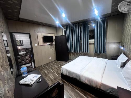 Säng eller sängar i ett rum på Hotel The Amar Grand
