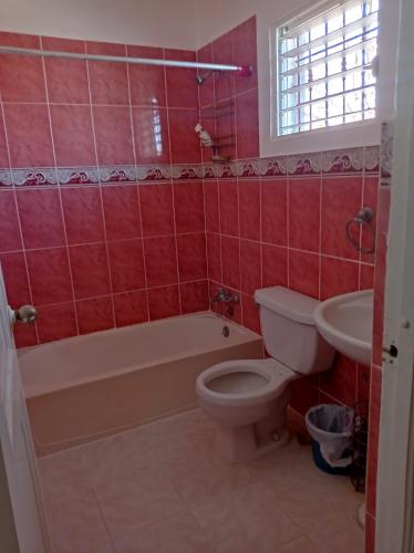 ein Badezimmer mit einem WC, einer Badewanne und einem Waschbecken in der Unterkunft Dormir in Boca Chica