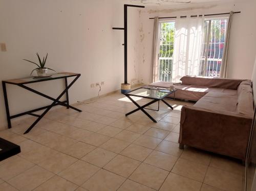 sala de estar con sofá y mesa en Dormir, en Boca Chica