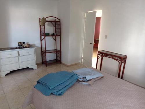 1 dormitorio con 1 cama, vestidor y estante en Dormir, en Boca Chica
