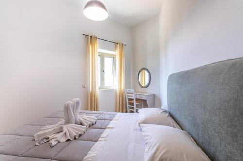 a bedroom with a bed and a window at Villa Daniela in Neokhórion