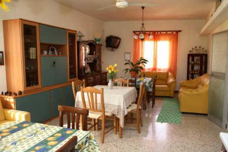 ヴィッラ・サン・ジョヴァンニにあるB&B Villa el Tangoのキッチン、リビングルーム(テーブル、椅子付)
