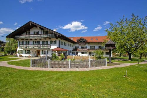 una casa grande con una valla delante en Wachingerhof, en Bad Feilnbach