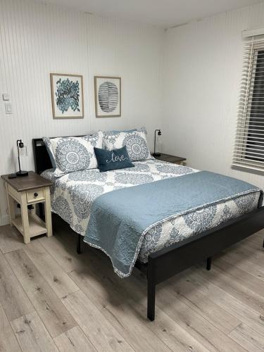 Postel nebo postele na pokoji v ubytování 2BR Gem: Modern Comfort & Style