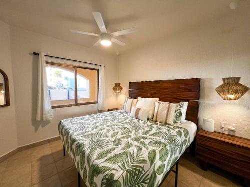 - une chambre avec un lit et un ventilateur de plafond dans l'établissement Princesa de Peñasco Condo D203 Sandy Beach Puerto Peñasco, à Puerto Peñasco