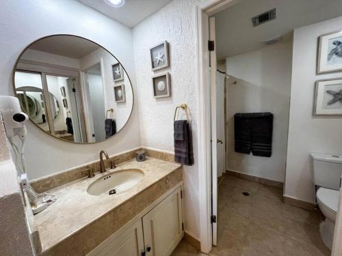 uma casa de banho com um lavatório e um espelho em Princesa de Peñasco Condo D203 Sandy Beach Puerto Peñasco em Puerto Peñasco