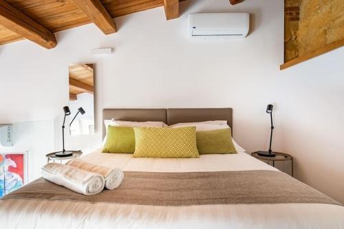 um quarto com uma cama grande e 2 candeeiros em Agrigento Luxury Suite Kandinskij em Agrigento