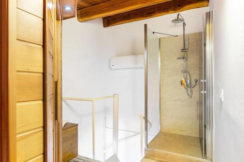 um chuveiro numa casa de banho com uma porta de vidro em Agrigento Luxury Suite Kandinskij em Agrigento