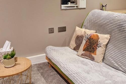 En eller flere senge i et værelse på Stylish & modern studio in Burnley