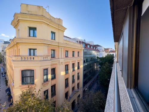 een uitzicht vanuit het raam van een gebouw bij Inmejorable Ubicación en Madrid in Madrid