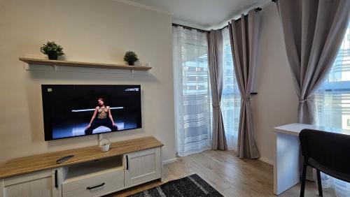 sala de estar con TV de pantalla plana en Apartament Anastazja FREE PARKING en Cracovia
