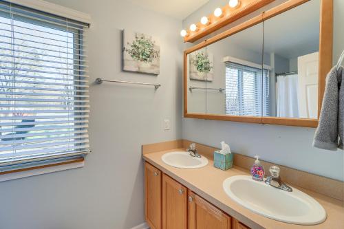 Baño con 2 lavabos y espejo en Brooklyn Cottage with Dock - Steps To Wamplers Lake! en Tipton