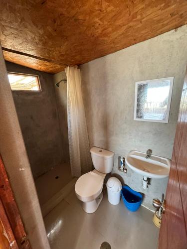 ein kleines Bad mit WC und Waschbecken in der Unterkunft M beach 