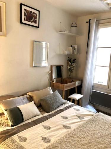 une chambre avec un lit et une fenêtre dans l'établissement Appartement au cœur de Paris /quartier Montorgueil, à Paris