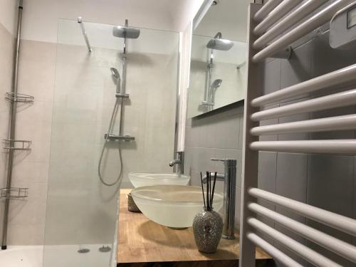 une salle de bain avec deux lavabos, une baignoire et une douche dans l'établissement Appartement villa toit terrasse, à Menton