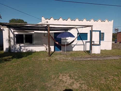 Casa con hamaca y sombrilla en Antoniopolis, en Rocha