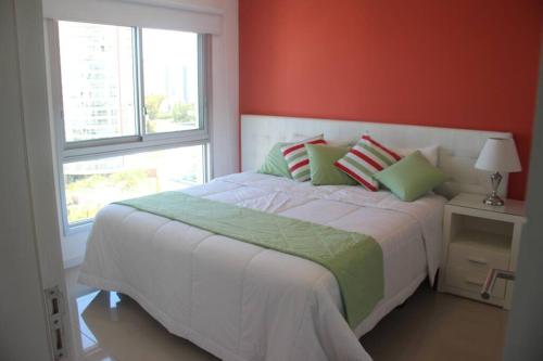 プンタ・デル・エステにあるPlaya Brava Parada 7のベッドルーム(大型ベッド1台、窓付)