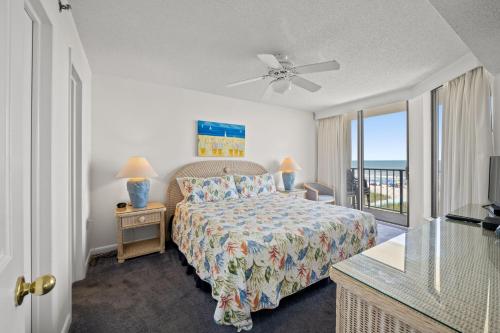 une chambre avec un lit et une vue sur l'océan dans l'établissement Beach Club II 2E - Oceanfront - Windy Hill Section, à Myrtle Beach