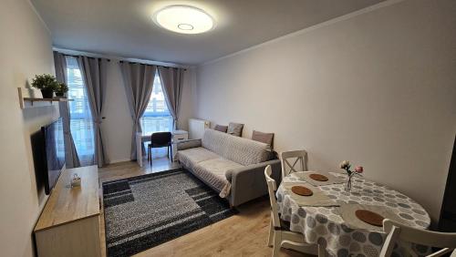 sala de estar con mesa y sofá en Apartament Anastazja FREE PARKING en Cracovia