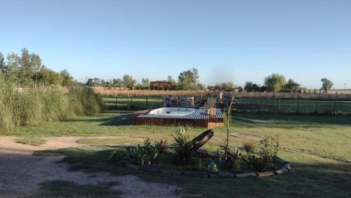 un jardin avec une piscine dans un champ dans l'établissement La chacrita en San Miguel del Monte, à San Miguel del Monte